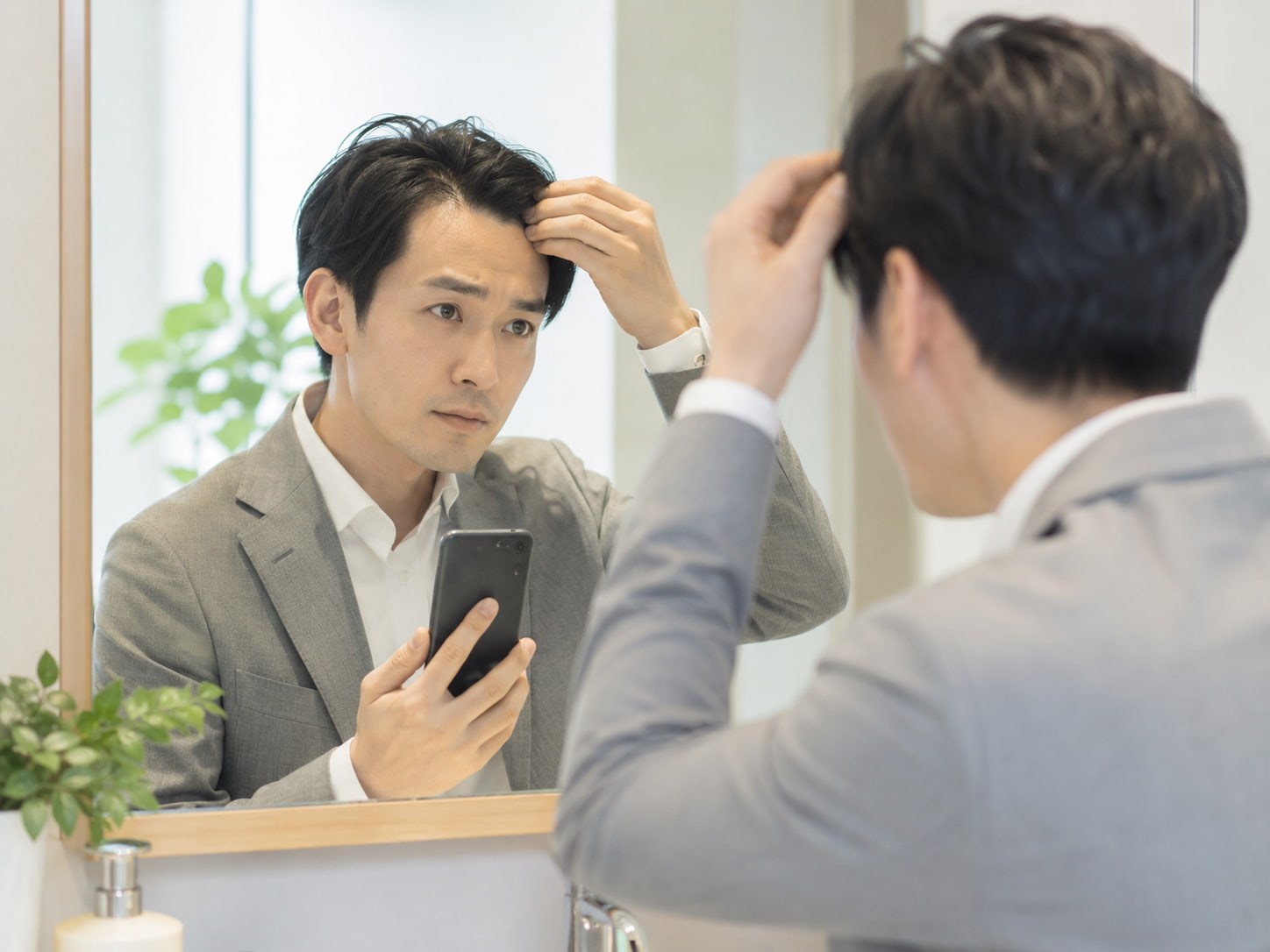 M字が気になる男性へ｜初期サインと確認ポイント3