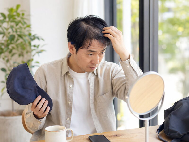 帽子を取ると髪型が崩れて薄く見えるとき